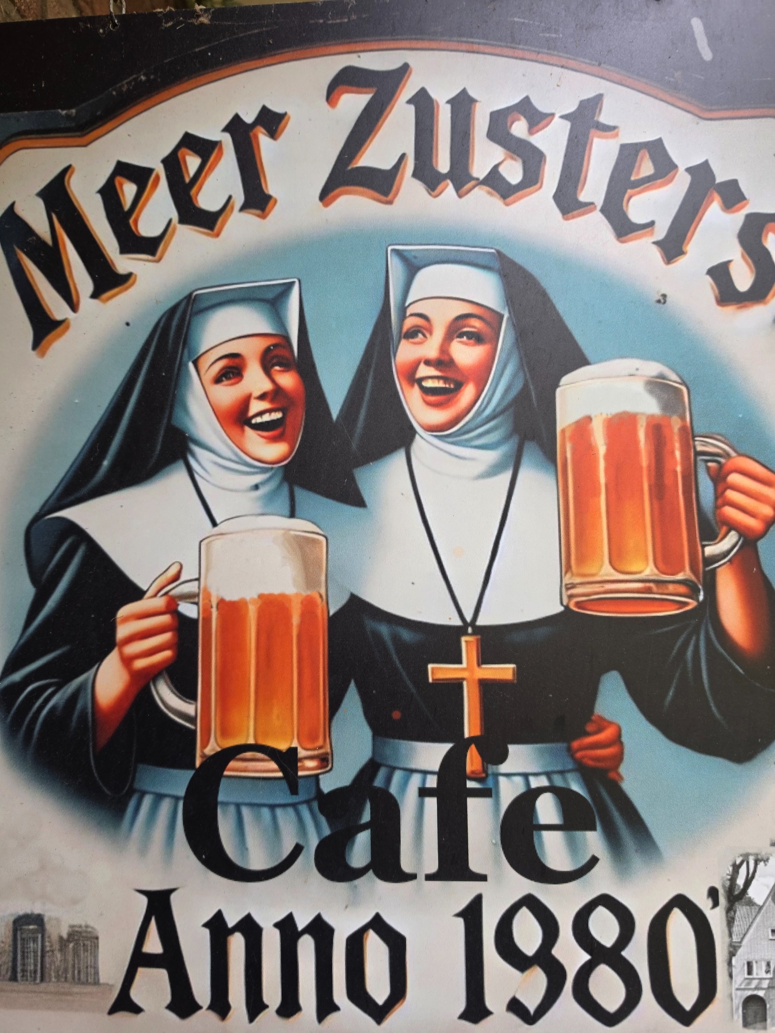 Het uithangbord van Meer Zusters Café met twee zusters en bierpullen